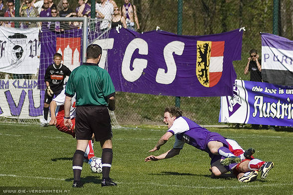 Elfer-Foul an Michael Rehrl