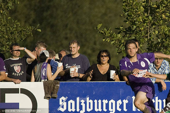 An der Bande waren die guten Pl�tze rar