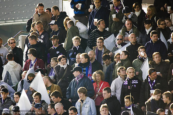 Beim letzten Heimspiel der Saison ist die Trib�ne mit �ber 1.400 Besuchern bestens gef�llt