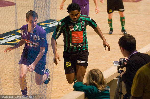 Stefan Kasmannhuber gegen Innsbrucks Olushola Aganun