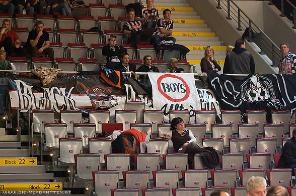 Der (zu diesem Zeitpunkt etwas verwaiste) Fanblock des LASK