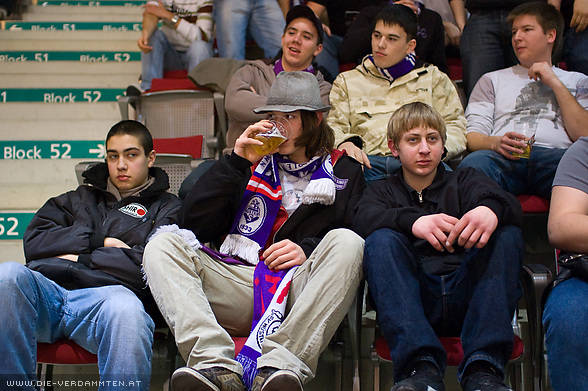 In den Spielpausen der Austria herrscht in der Halle gepflegte Langeweile