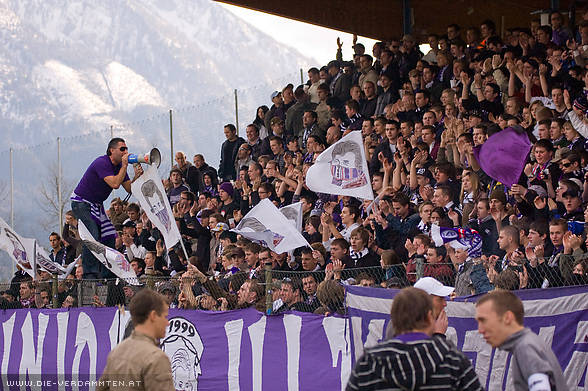 ... auf der mit 1.400 Besuchern prall gef�llten Trib�ne