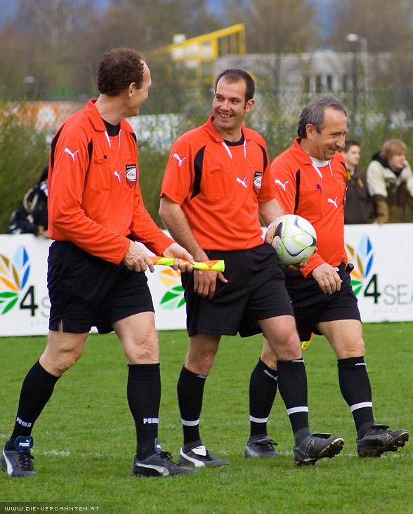 Schiedsrichter Thomas Hochstaffl mit seinen Assistenten Norbert Jost und Kemal Dogan