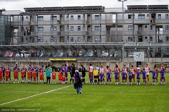 Die beiden Mannschaften vor dem Spiel - im Hintergrund die Bolaring-Siedlung