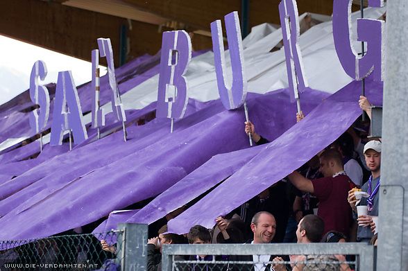 Sch�ne Choreo der Unione vor Spielbeginn