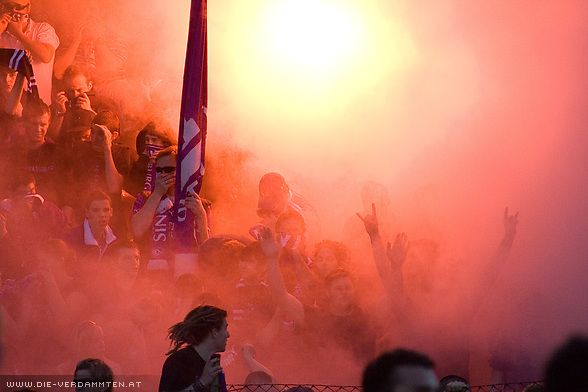 Der Fanblock feiert eine starke Leistung des Austria-Teams