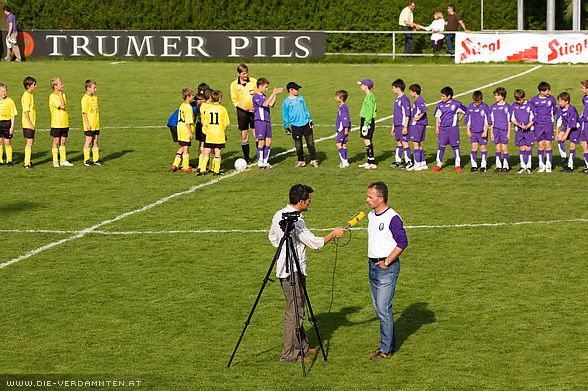 W�hrend Sportchef Gerhard St�ger noch ein Interview gibt...
