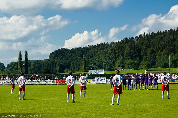 Vor dem Spiel gibt es eine Trauerminute f�r den verstorbenen Austria-Fan Ossi Starzinger