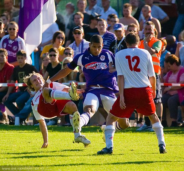 Heftige Zweik�mpfe pr�gen das Spielgeschehen