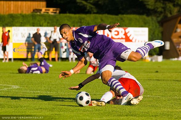 Nachspielzeit: Geburtstagskind Henry Diaz wird im Strafraum gefoult, tritt selbst an, ...