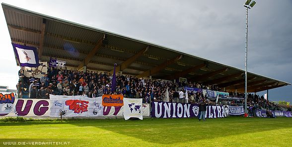 Dank Wetterbesserung am Nachmittag konnte das Spiel vor rund 1.000 Besuchern plangem&auml;&szlig; stattfinden 