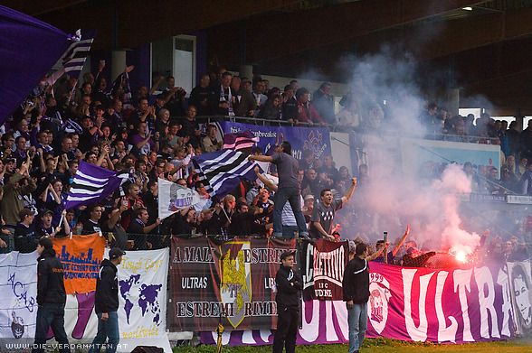 Jubelszenen im Fanblock nach dieser sch&ouml;nen Einzelleistung