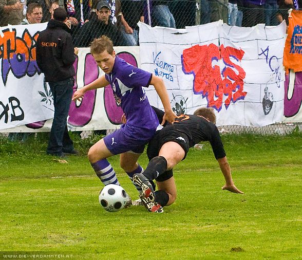 Xandi Seywald umkurvt seinen Gegenspieler, ...