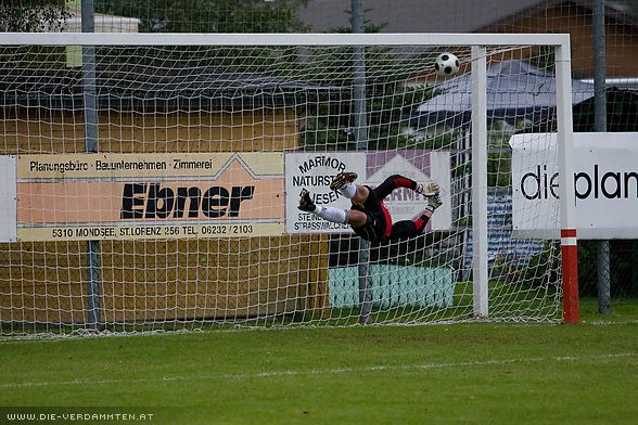 Minute 59: Mersudin Jukic versenkt einen Freisto� unhaltbar f�r Thalgau-Goalie Adamcsak Stephan zum 1:1 Ausgleich