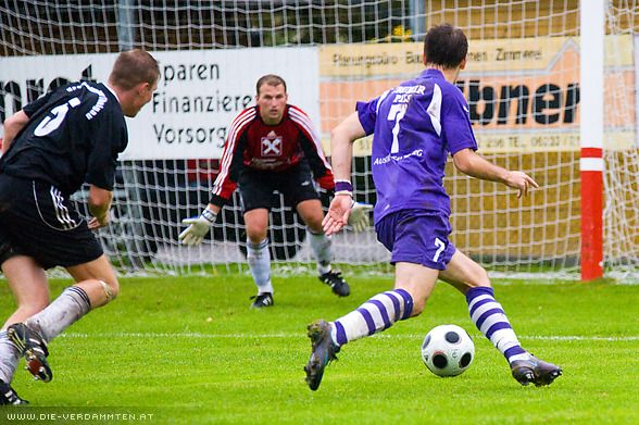 ... l�sst alle Thalgauer hinter sich und versenkt den Ball zur 2:1 F�hrung
