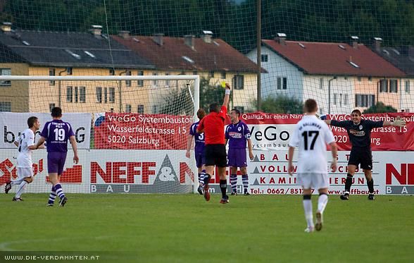 ... kassiert nach Foul im Strafraum die gelbe Karte. Den anschlie�enden Elfmeter verwandeln die Hallwanger.