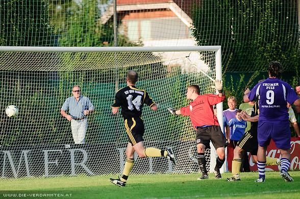 Oliver Trappl erl�st die Fans mit seinem Treffer zum 3:1 in der Nachspielzeit