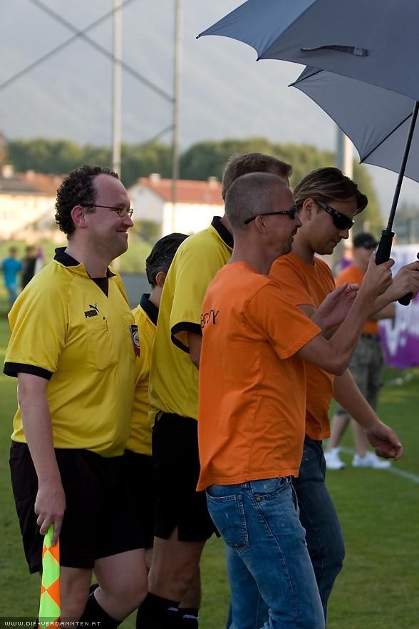 Zufriedener Assistent Franz Schickbauer - er hat soeben seinen eigenen Abseits-Rekord gebrochen