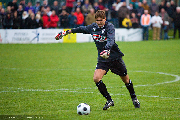 Alex Trappl weit au�erhalb seines Strafraums