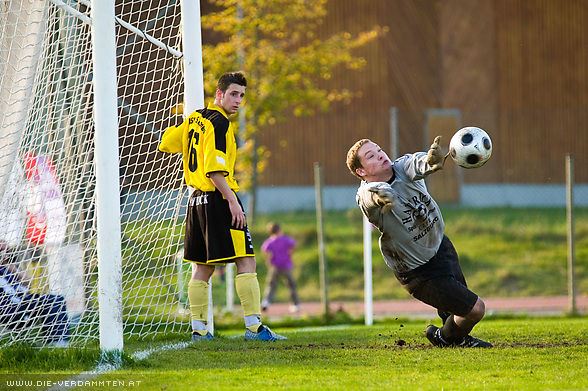 St. Georgen Keeper Daniel Welkhammer verhindert einen höheren Halbzeitstand