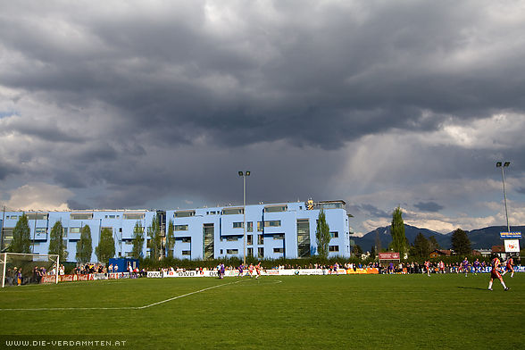 Dunkle Wolken ziehen auf