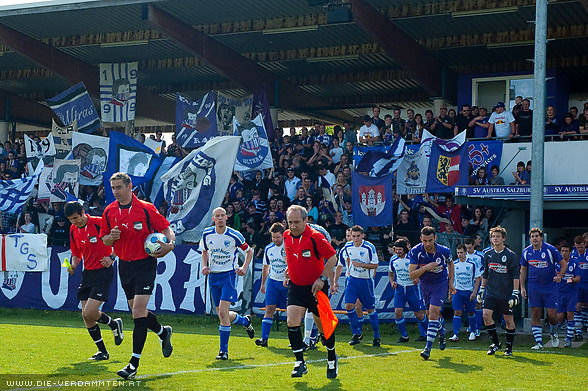 Schiedsrichter Reuf Salihovic f�hrt die beiden Mannschaften aufs Spielfeld