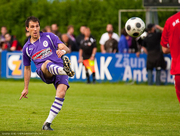 Mit einem Pr�zisionsschuss erzielt Jukic das 2:0