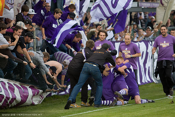 In der Nachspielzeit erzielt Lubo Neubauer das 3:0 - danach brechen alle D�mme