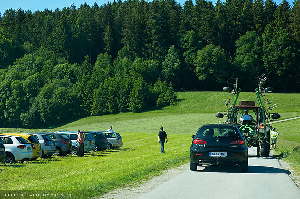 In K�stendorf dient wieder mal eine Wiese als Parkplatz