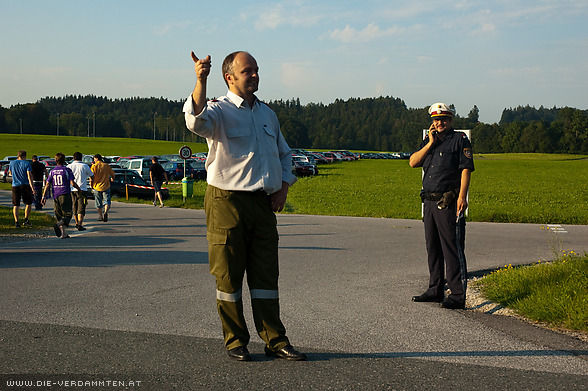 Feuerwehr und Polizei sorgen f�r die Parkplatz-Koordination