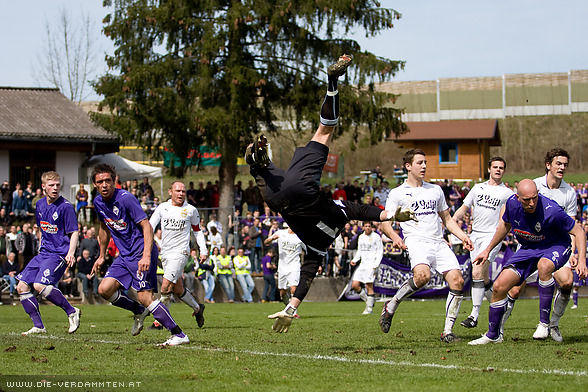 .Hallwang Goalie Florian Kreuzwirth mit spektakul�rer Flugeinlage
