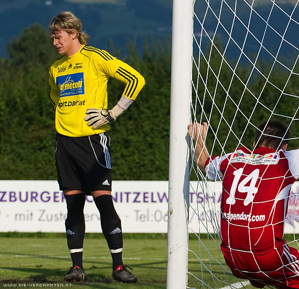 Mit einem kuriosen Tor erzielt Peter Urbanek die 2:1 F�hrung