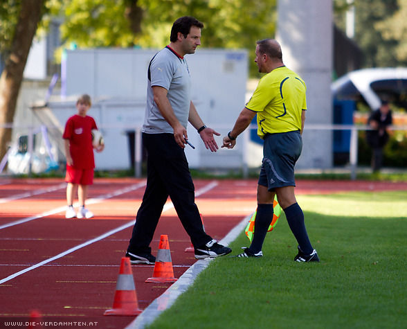 Didi Emich mit Schiedsrichter-Assistent Hubert Paschinger