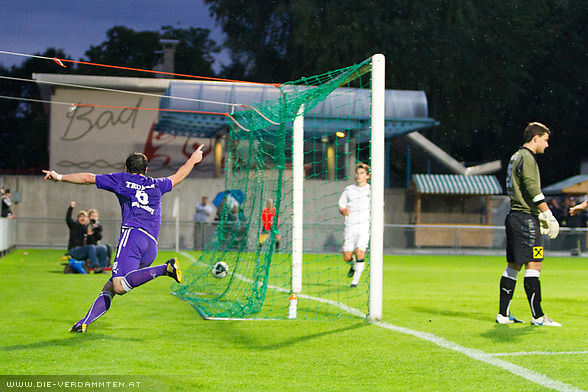 In der 44. Minute trifft Peter Urbanek zum 1:0