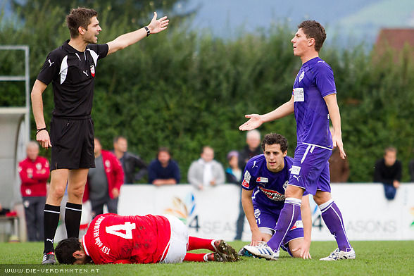Schiedsrichter Christopher J�ger mit Marko Vujic