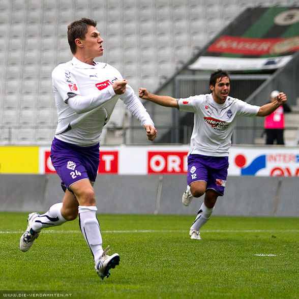 15. Spielminute. Tor f�r Austria Salzburg. Torsch�tze Marko Vujic.