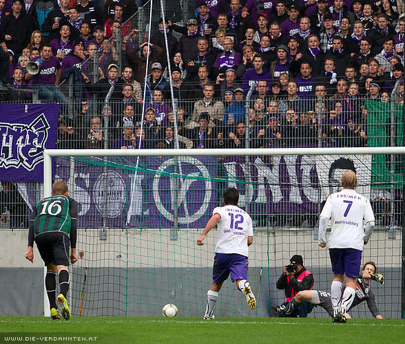 In der 65. Minute erh�hen die Innsbrucker durch einen Elfmeter auf 3:1