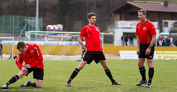 Das Spiel wird geleitet von Schiedsrichter Christopher J�ger