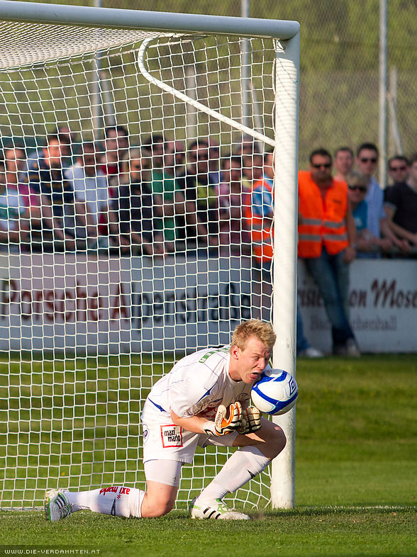 Anif-Goalie Stefan Ebner pariert einen Mayer-Schuss