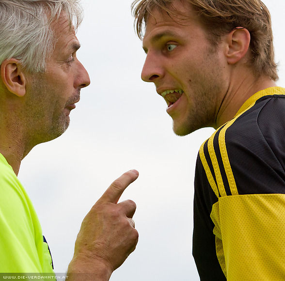 Schiedsrichter-Assistent Wolfgang Kals gegen H�chst-Spieler Johannes Ruepp