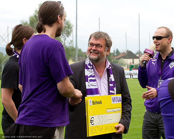 Die Axxa Viola �bergibt den Erl�s der Saisonabschlussfeier an Obmann Walter Windischbauer