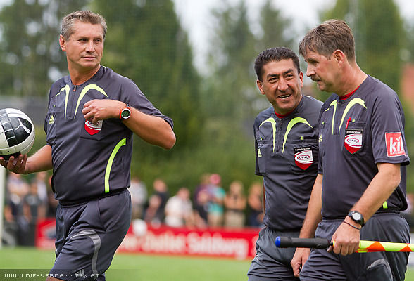 Schiedsrichter Dragan Jovanovic mit seinen Assistenten Nusret Mutlu und Heinz Fr�hwirth