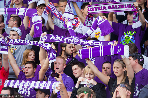 Der Fanblock kann einen 1:0 Auftaktsieg feiern