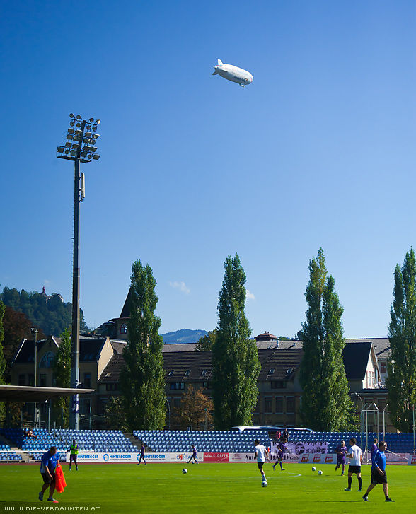 T-City Blimp bei violett gefilterter Fussballnegativ-Bestrahlung der Spielfl�che