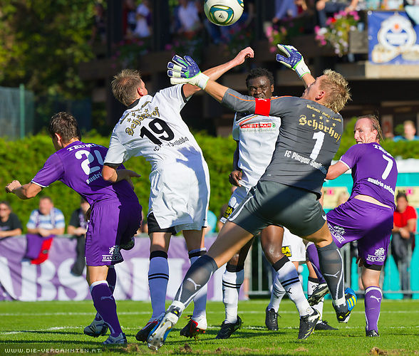 Gedr�nge um Pinzgauer Goalie Wolfgang Kraker