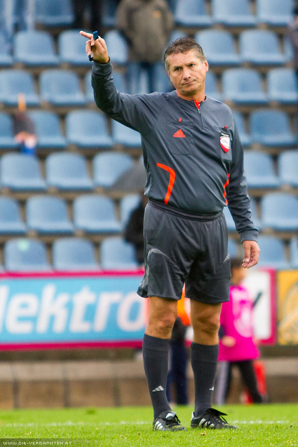 Vergibt heute 11x Gelb: Schiedsrichter Dragan Jovanovic