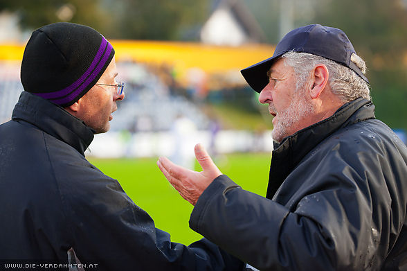 Gerhard Stöger redet Herbert Gartner einen Spielabbruch aus