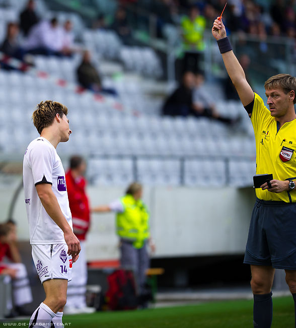 Schock: Rot f�r Klaus M�rzendorfer nach Foul an Marco K�fler, Gelb-Rot f�r Bernd Winkler