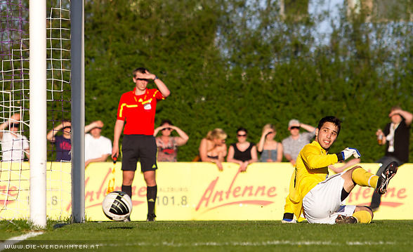 Nach Foul an Peter Urbanek erzielt Alexander Schriebl per Elfmeter den 2:2 Endstand